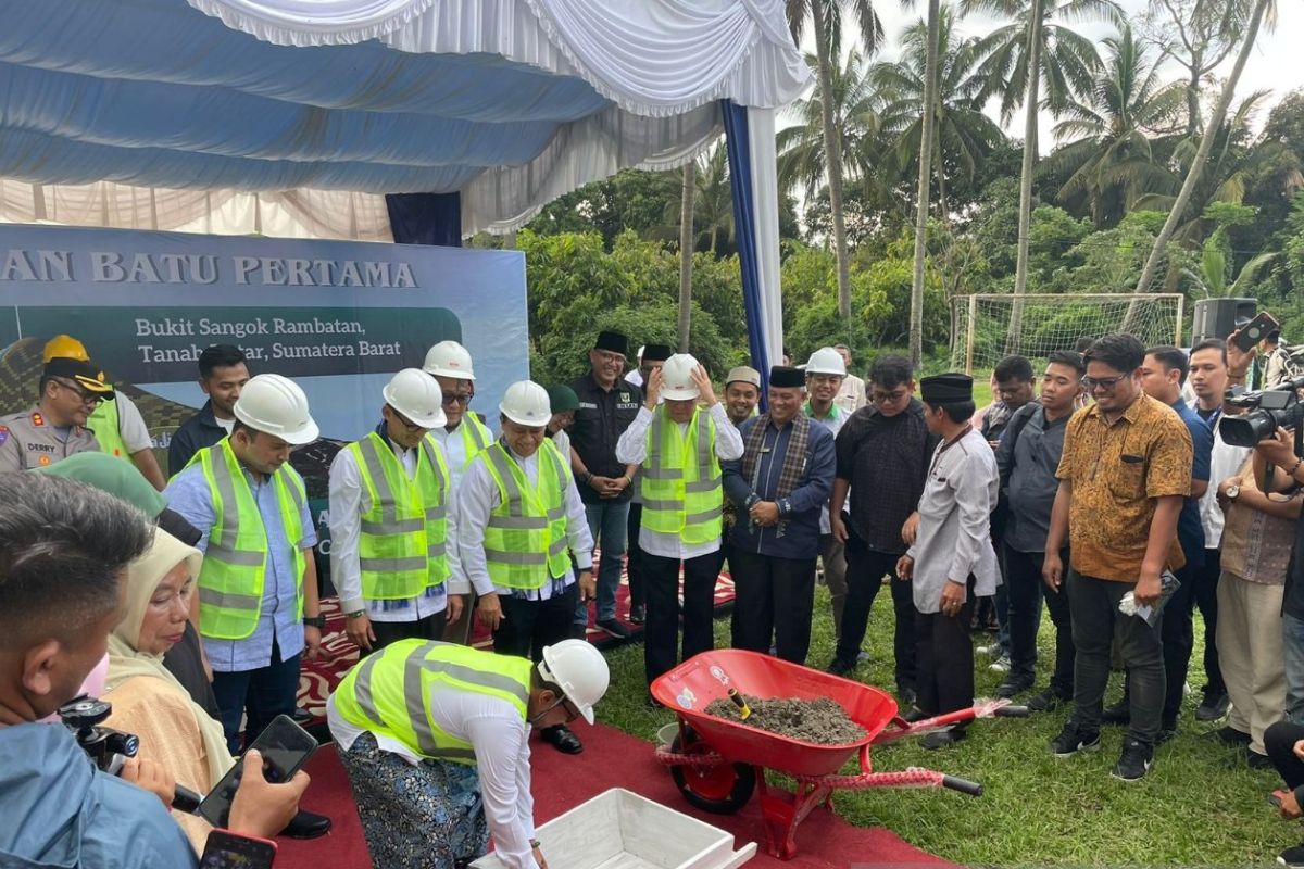 Sandiaga Uno letakkan batu pertama Masjid Jami' Minangkabau di Tanah Datar