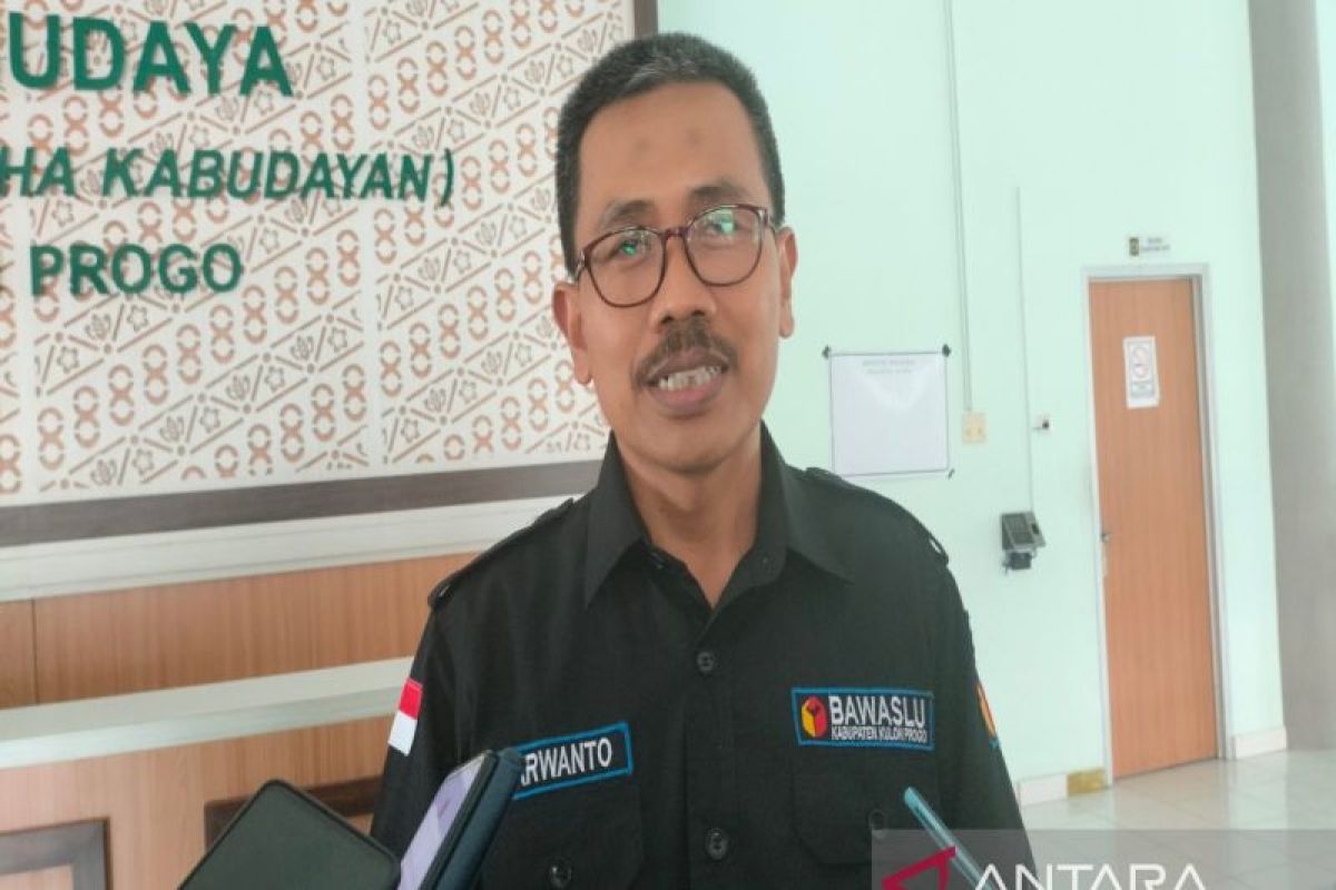 Bawaslu Kulon Progo mengkaji dugaan pelanggaran ketidaknetralan lurah