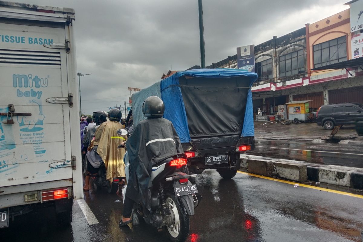 Waspadai hujan lebat di NTB sepanjang akhir pekan