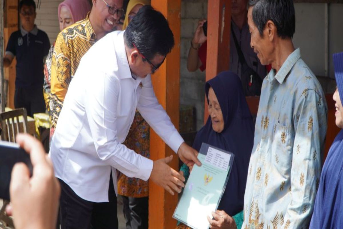 Menteri ATR menyerahkan sertifikat tanah kepada masyarakat di Gunungkidul