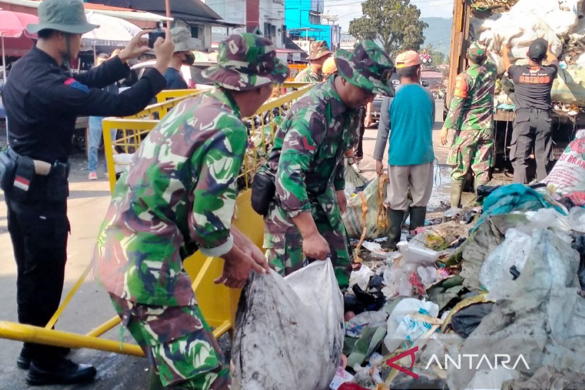 Ratusan anggota TNI di Rejang Lebong bersihkan Pasar Atas Curup