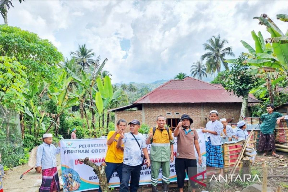 KLP Sejahtera Desa Huta Raja dapat bantuan bibit ikan lele dari PT SMGP