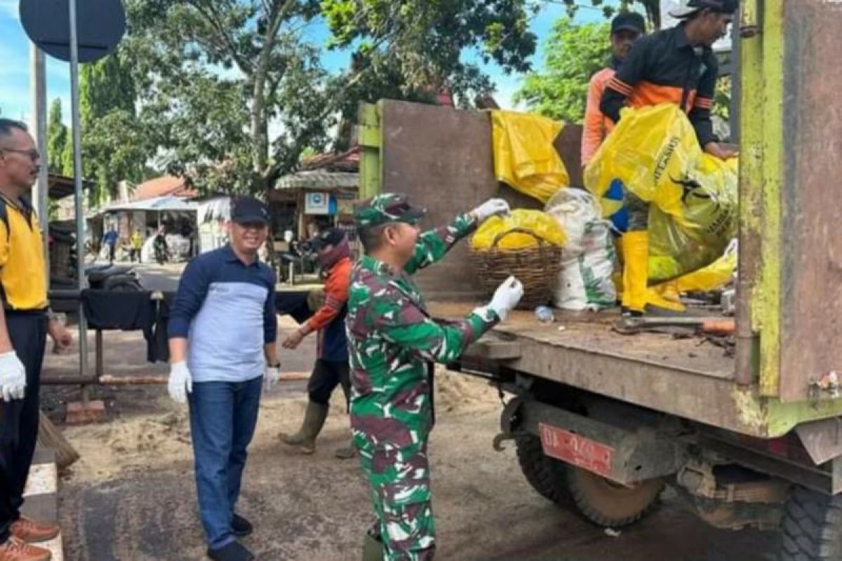 Pemkab Tanah Laut dan TNI-Polri bersihkan pasar dan terminal
