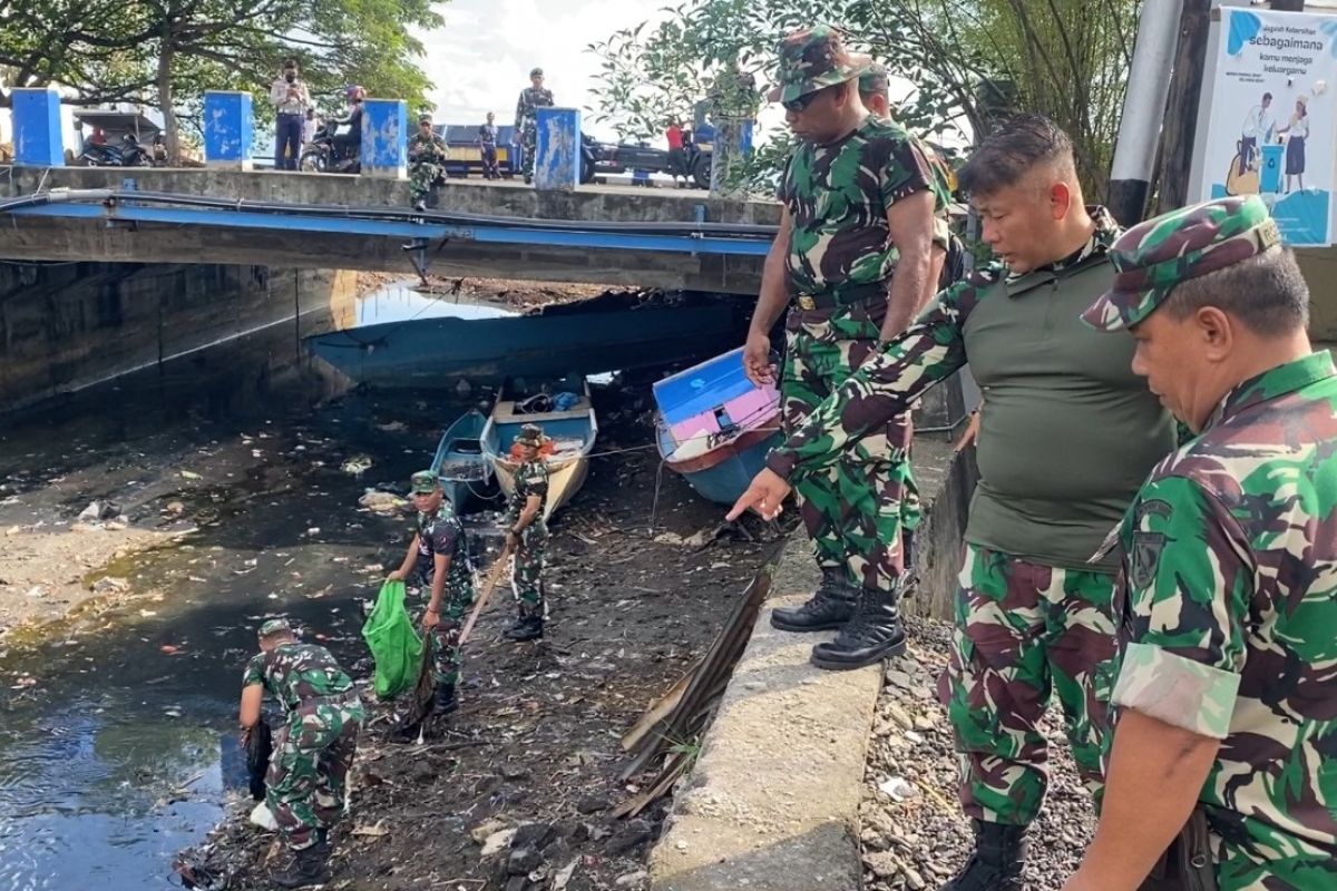 Personel Kodim 1501/Ternate lakukan karya bhakti bersihkan kawasan Pasar Gamalama