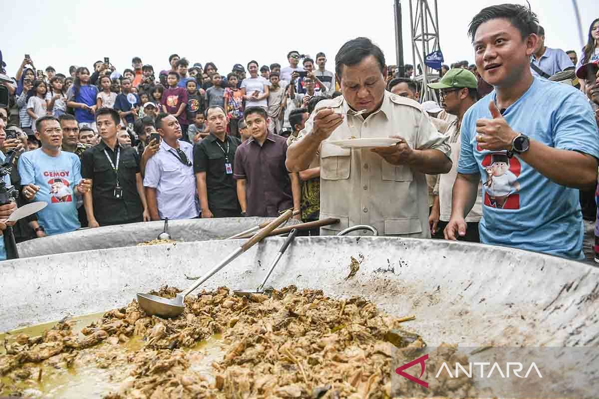 Foto - Prabowo masak bersama Bobon di Cilincing
