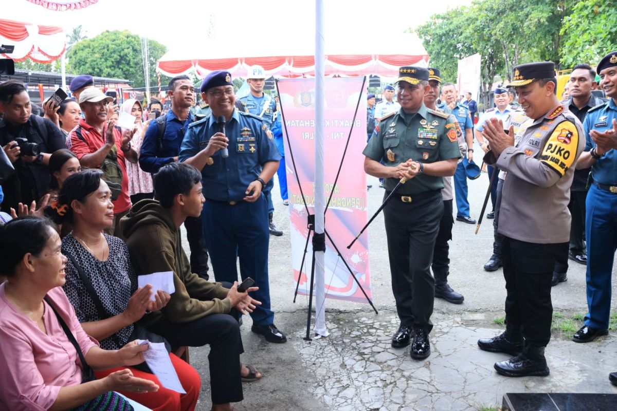 National Police chief, TNI commander attend community service in Papua