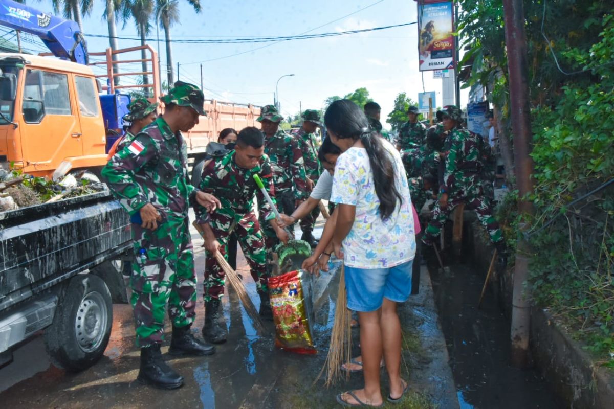 TNI-Polri dan warga gotong royong tangani sampah cegah DBD