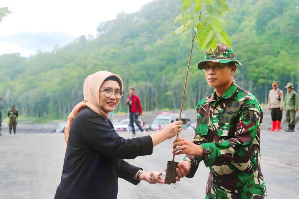 Forkopimda Lumajang tanam 1.000 pohon jaga kelestarian lingkungan