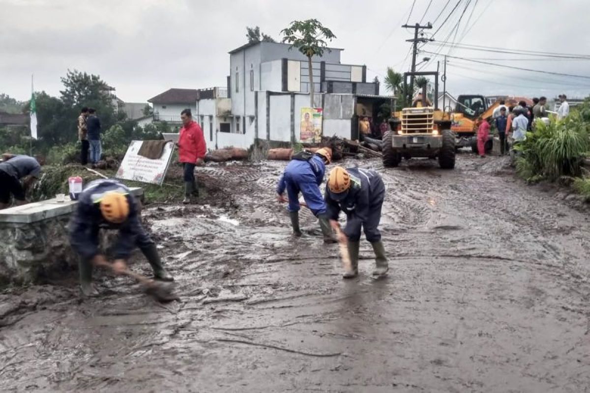 Hujan intensitas tinggi sebabkan banjir di Dusun Beru Kota Batu