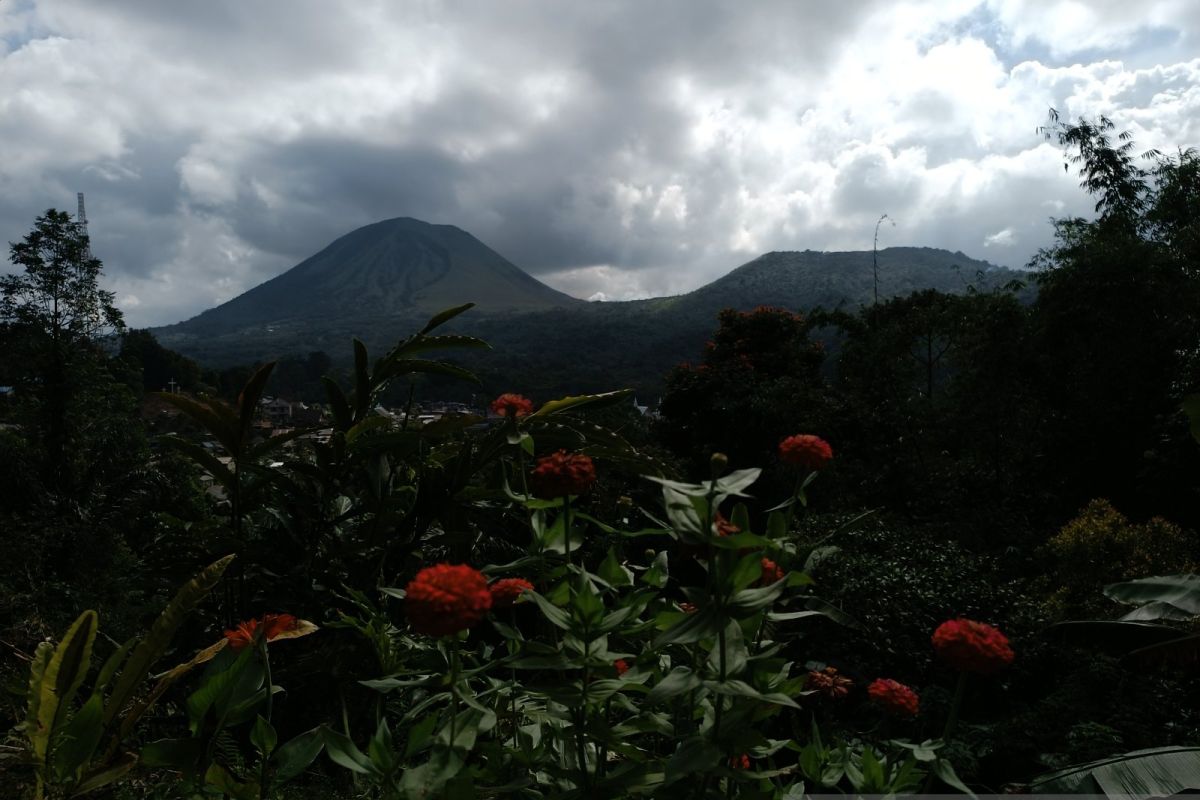 Gunung Lokon di Tomohon tertutup untuk pendakian