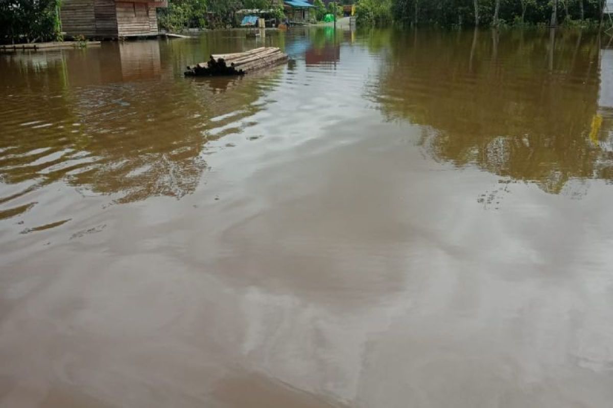 Banjir menyebabkan pembangunan infrastruktur tertunda di Kapuas Hulu