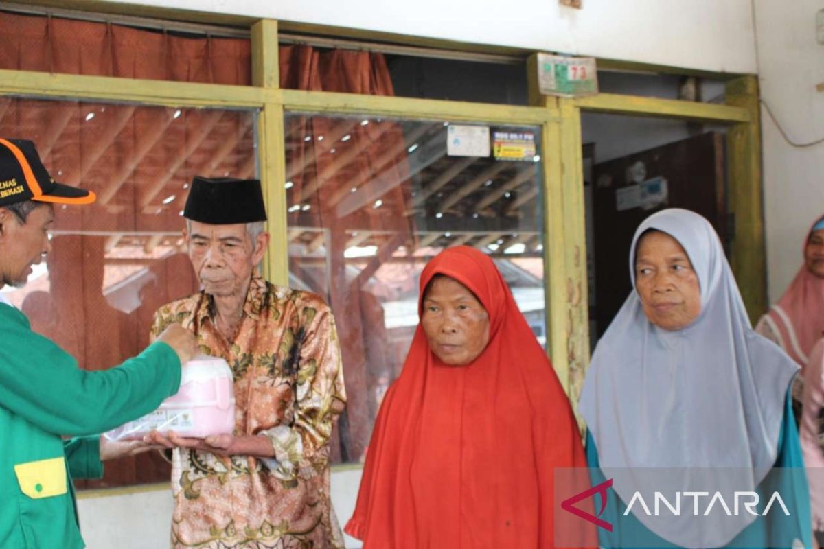 Baznas Bekasi salurkan bantuan permata bening warga Cibarusah