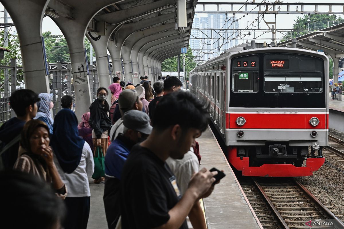 11 perjalanan KRL terganggu banjir di Stasiun Tanjung Priok