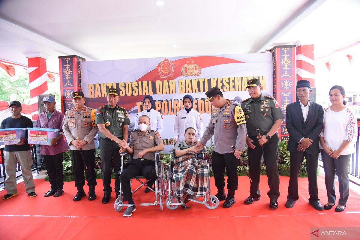 Kapolri dan Panglima TNI beri bantuan kesehatan gratis di Maluku