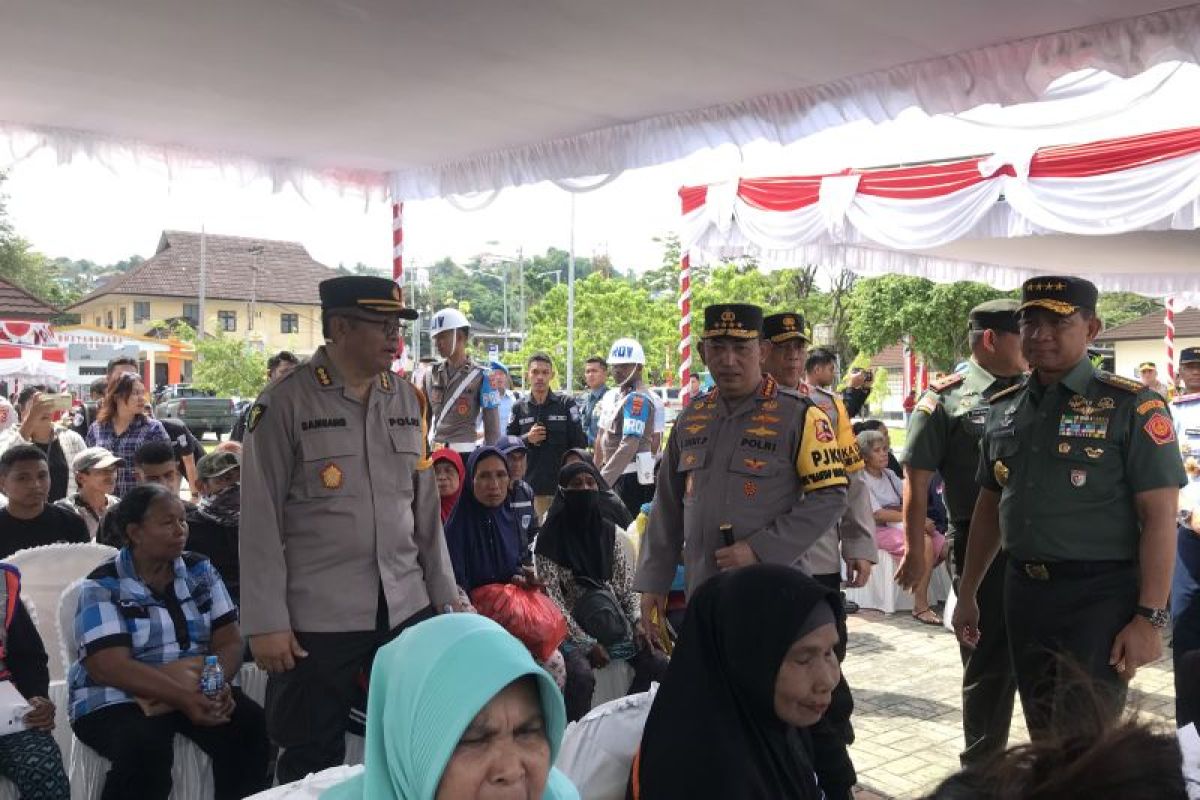 Kapolri dan Panglima TNI salurkan bansos bagi warga di Kota  Ambon