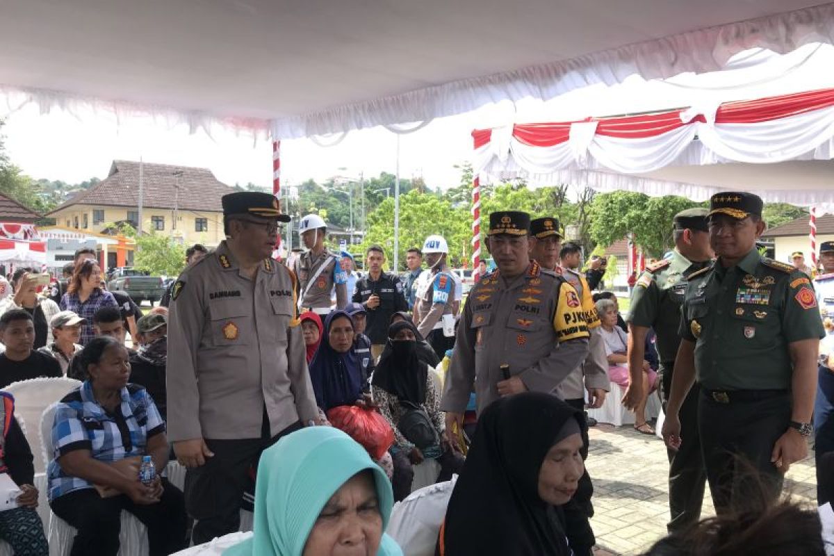 Kapolri dan Panglima TNI salurkan bansos bagi warga di Ambon