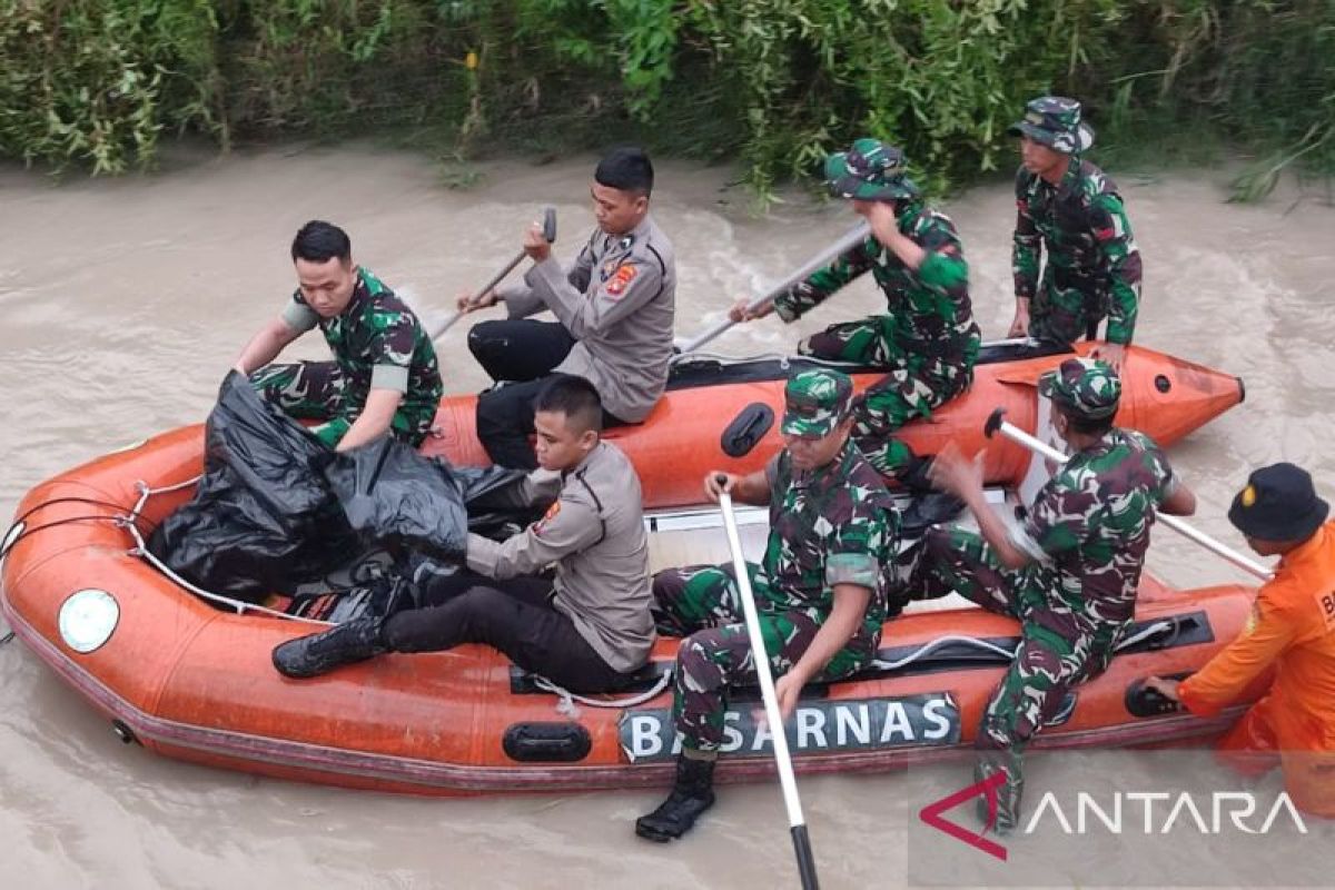 Korem 045 bersihkan sampah Sungai Parit Lalang cegah banjir