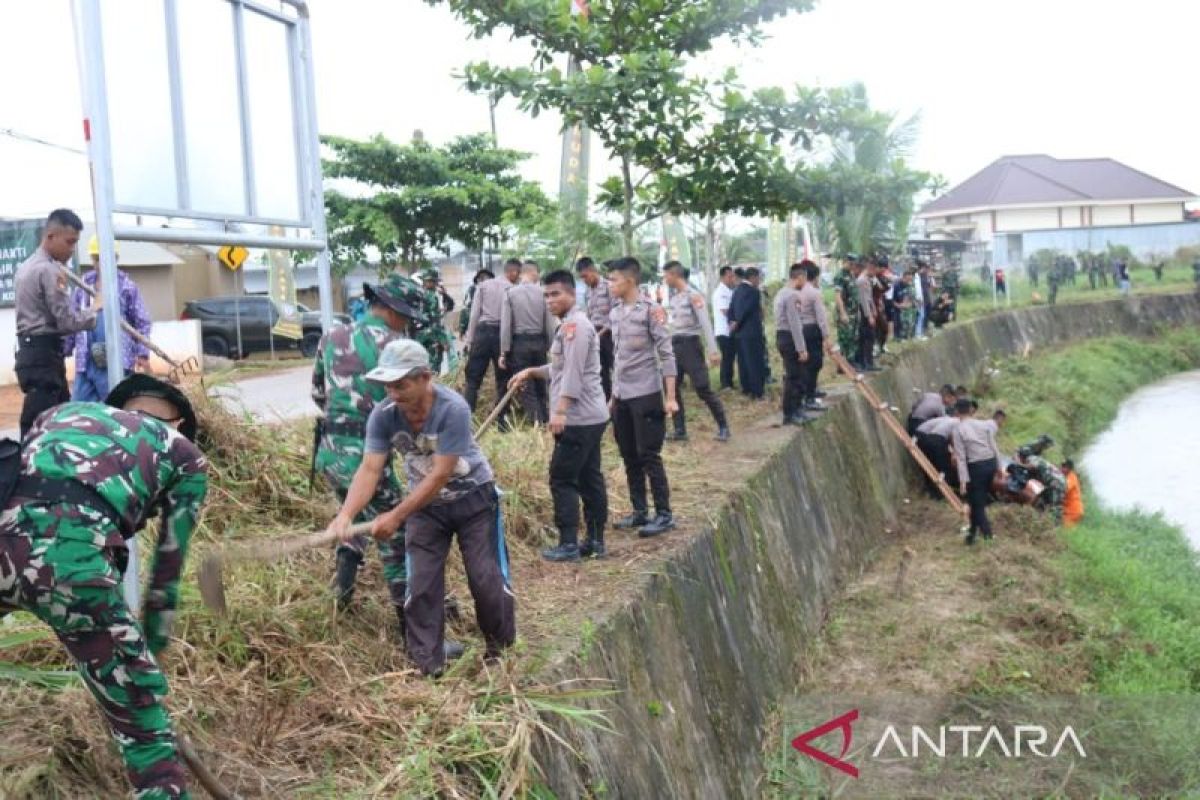 Kurangi Resiko Banjir Kodim 0413/Bangka Bersinergi Polri Dan Pemkot Pangkalpinang Laksanakan Karya Bakti Pembersihan Alur Sungai