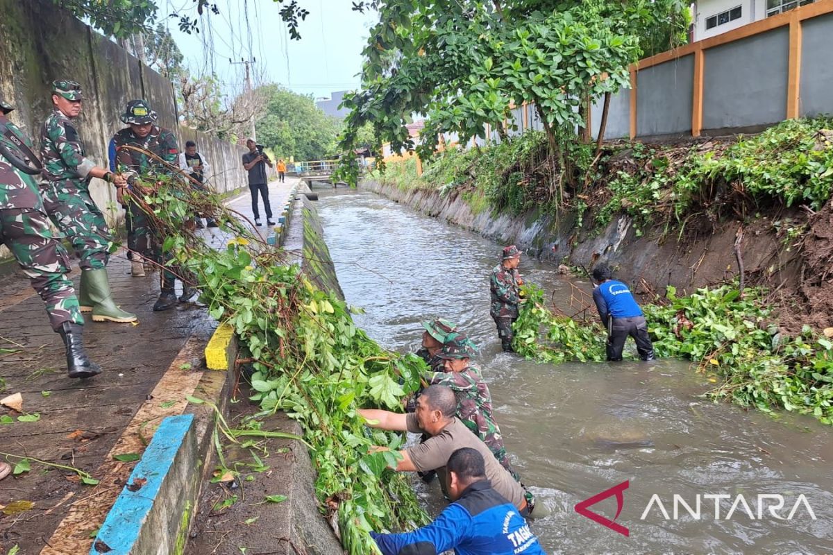 Personel Kodim 0414/Belitung bersihkan aliran sungai Siburik