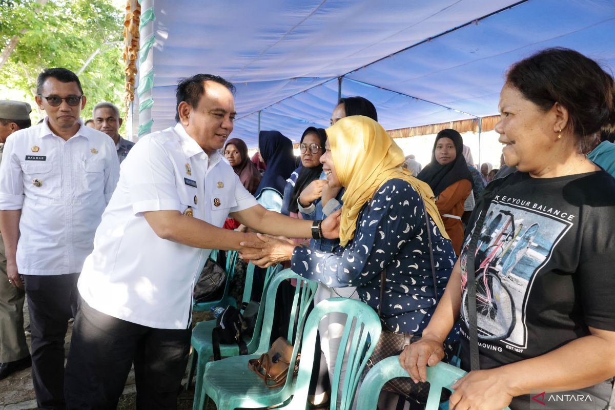 Pj Gubernur Sultra bagikan 5.000 kupon sembako ke masyarakat Baubau