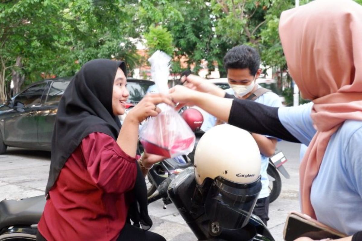 TKN Fanta bagikan makan siang dan susu gratis di Surabaya