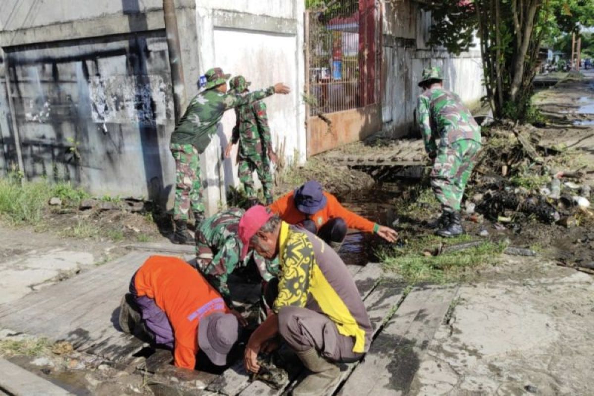Cegah banjir TNI, PUPR, dan BPBD Kotim gotong royong bersihkan drainase
