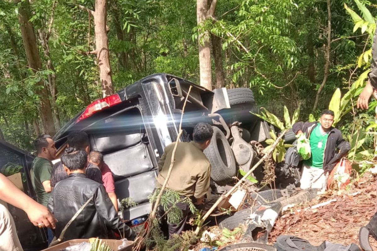 Polres menangani kecelakaan mobil 17 penumpang di Jalur Cino Mati