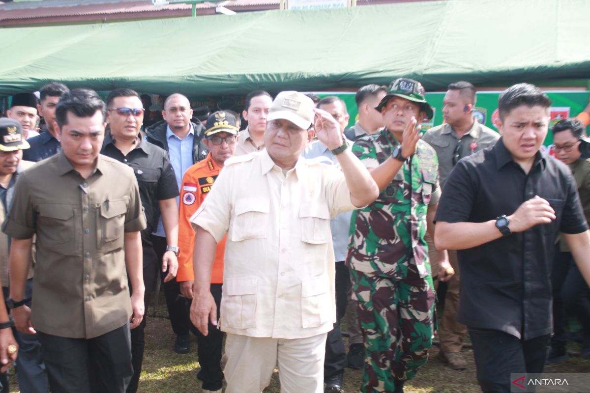 Tinjau Posko Bencana Marapi, Menhan Prabowo salurkan bantuan dan kendaraan operasional petugas