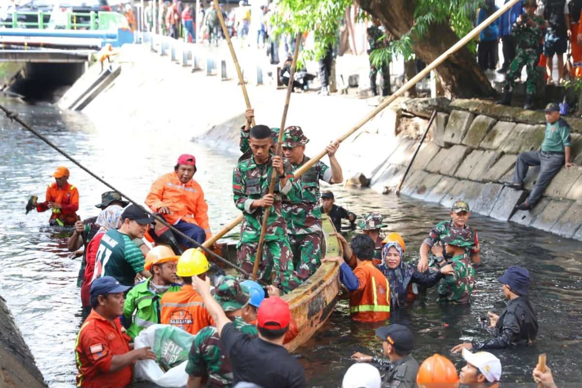 Wali Kota Makassar pimpin 2.000 staf gabungan membersihkan kanal