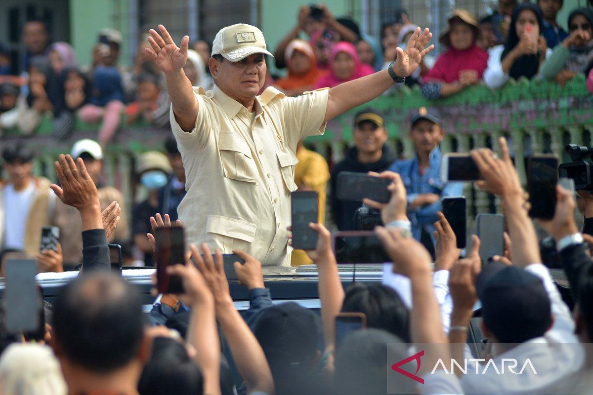 Foto - Menhan Prabowo kunjungi posko bencana Marapi