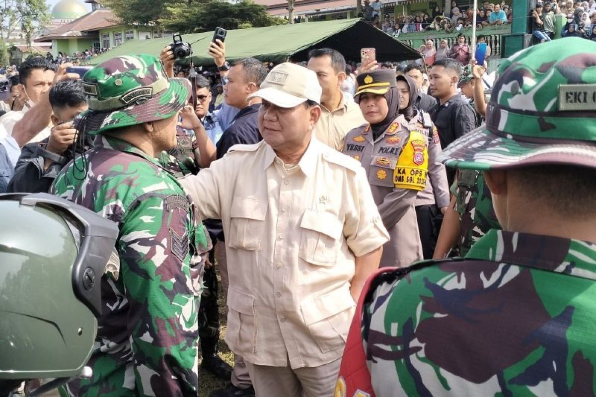 Capres Prabowo ke Posko Erupsi Marapi sebagai Menhan