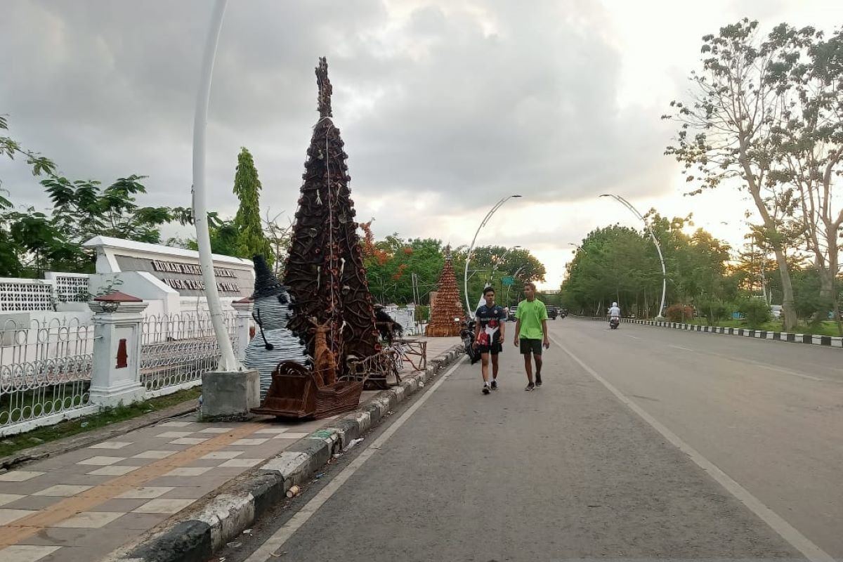 Pemkot Kupang ajak warga pasang pohon natal