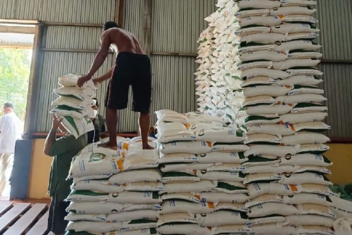 Perum Bulog Putussibau siapkan 12 ton beras untuk pasar murah