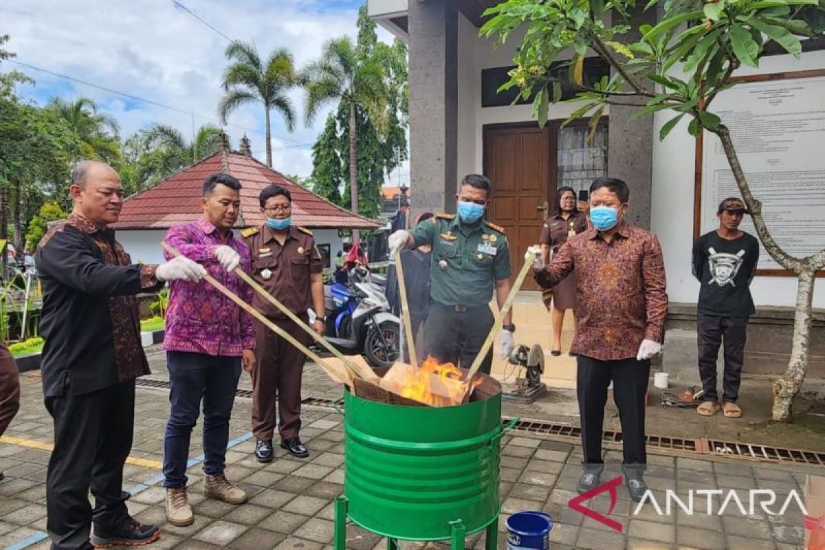 Bupati Bangli musnahkan barang bukti kejahatan