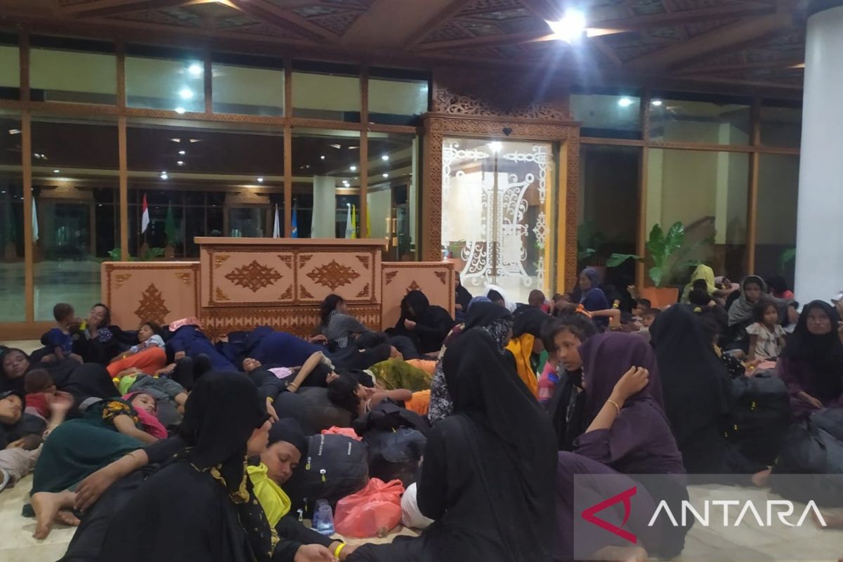 Warga pindahkan 135 pengungsi Rohingya ke kantor Gubernur Aceh