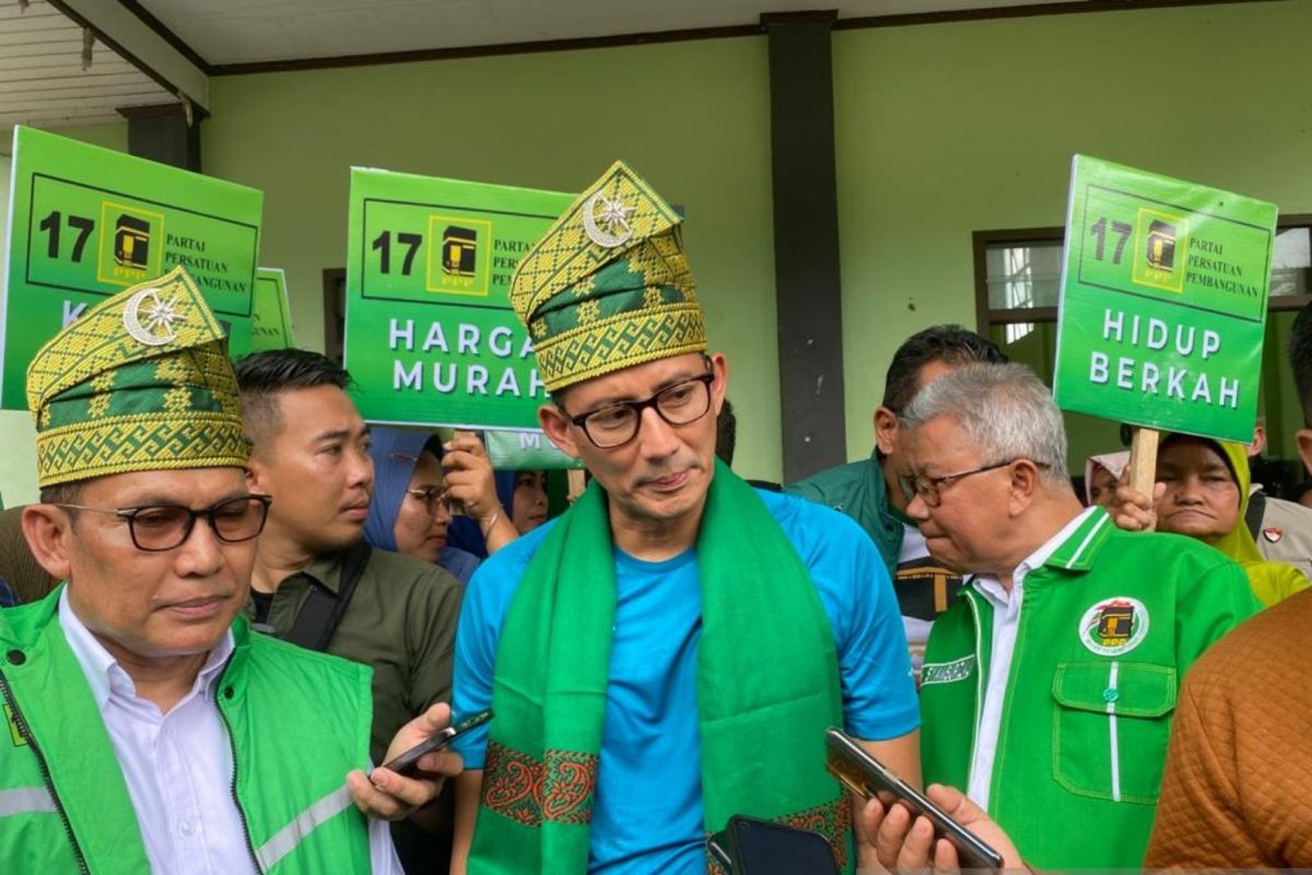 Desainer lokal dan pelaku UMKM curhat ke Sandiaga Uno saat lawatan ke Pekanbaru