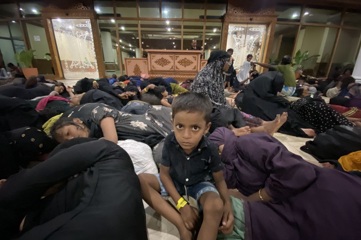 135 rohingya dari kantor Gubernur Aceh dipindahkan lagi ke Scout Camp Pramuka Pidie
