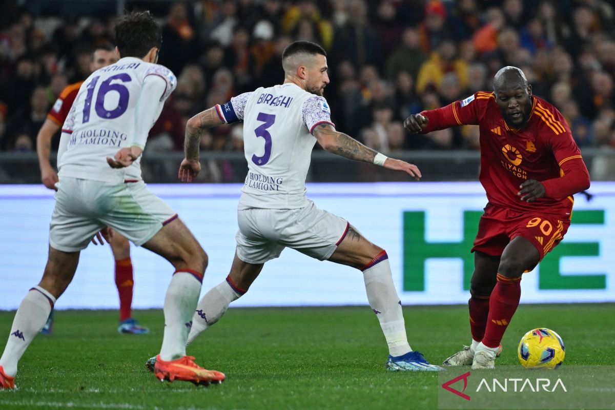 Roma imbang dengan Fiorentina pada laga yang dihiasi tiga kartu merah
