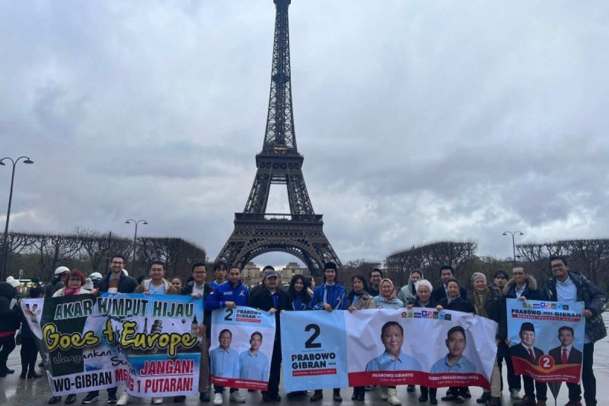 Diaspora muda Indonesia deklarasi di Menara Eiffel dukung Prabowo-Gibran