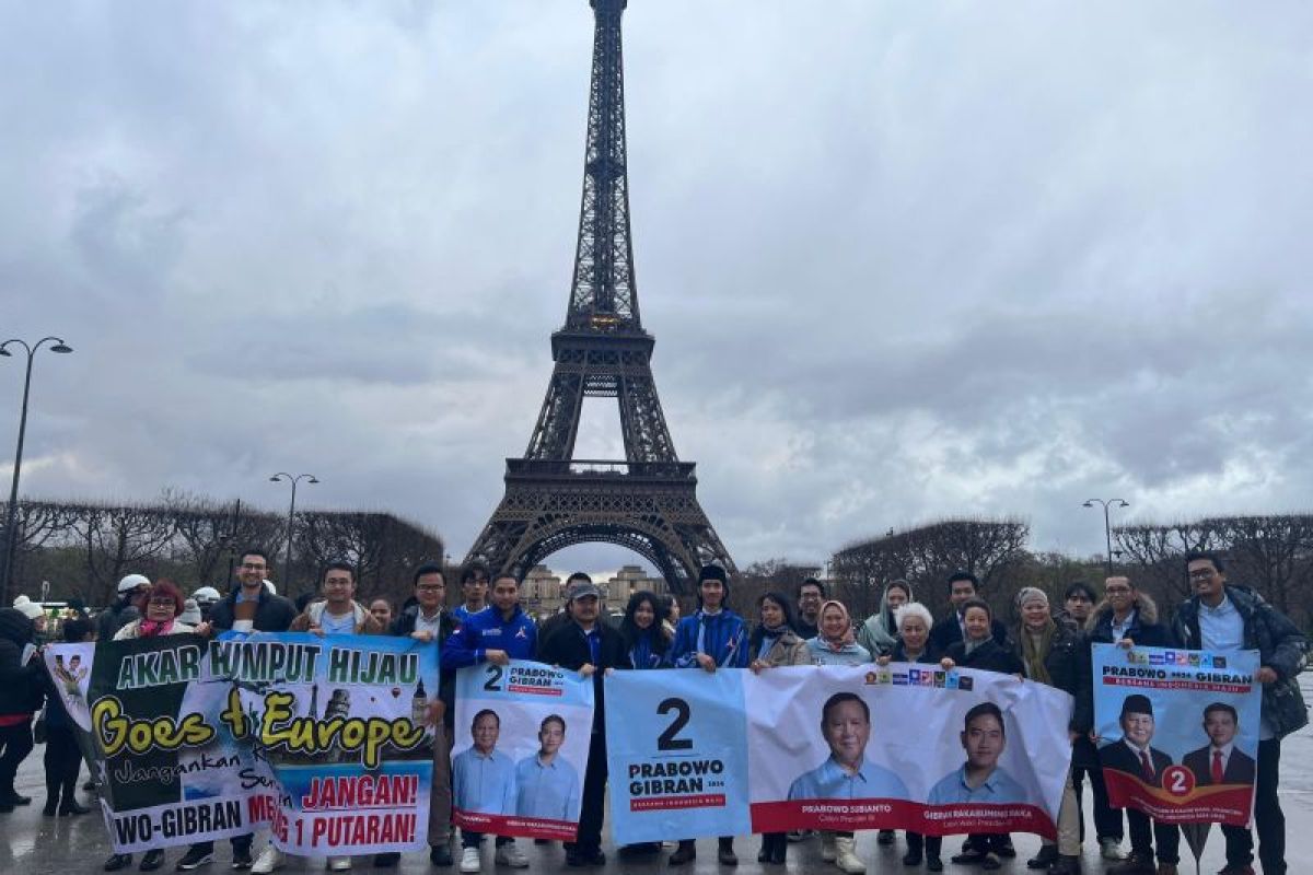 Diaspora muda Indonesia deklarasi di Menara Eiffel Paris dukung Prabowo-Gibran