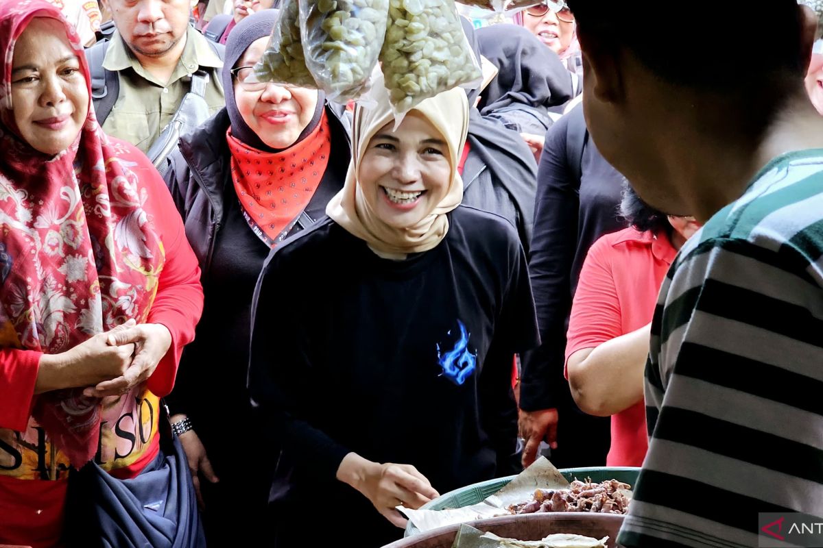 Siti Atikoh sambangi Pasar Rau Banten dengarkan aspirasi pedagang