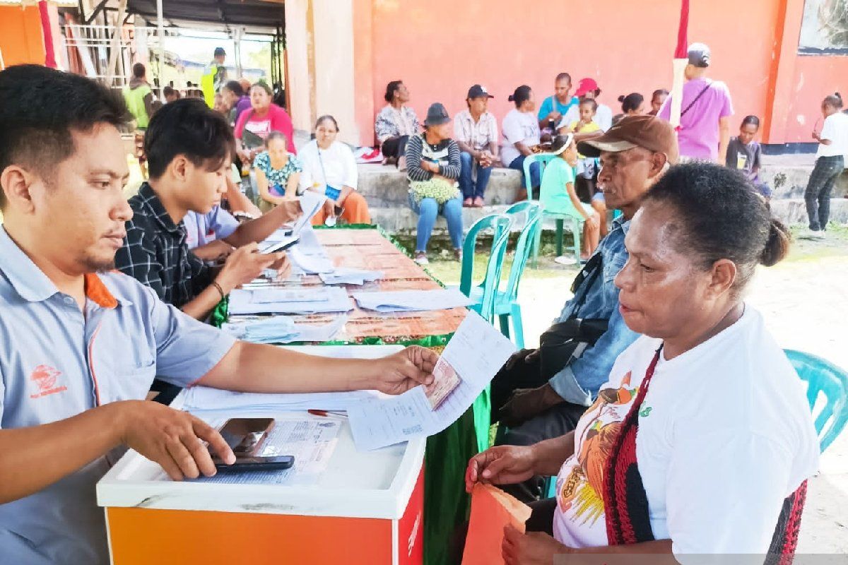 Ribuan warga Biak Numfor terima pencairan bansos sembako PKH