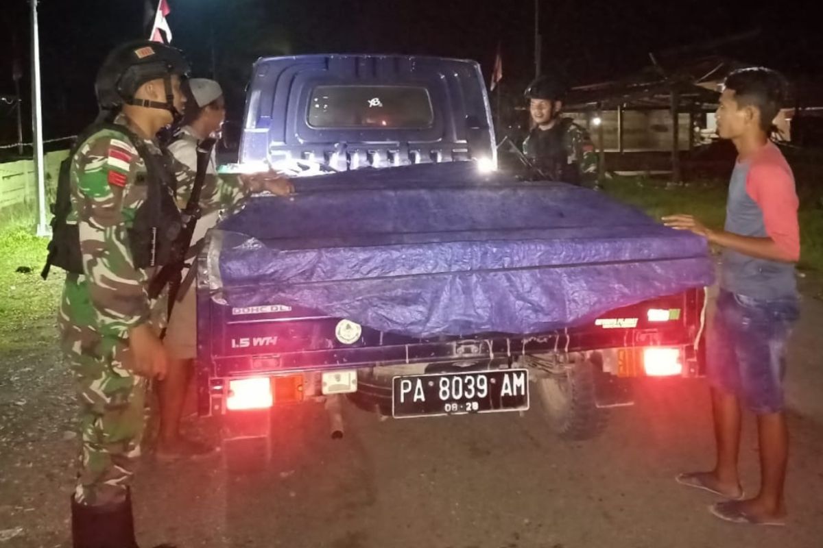 Satgas Pamtas RI-PNG laksanakan razia kendaraan di Jalan Trans Papua