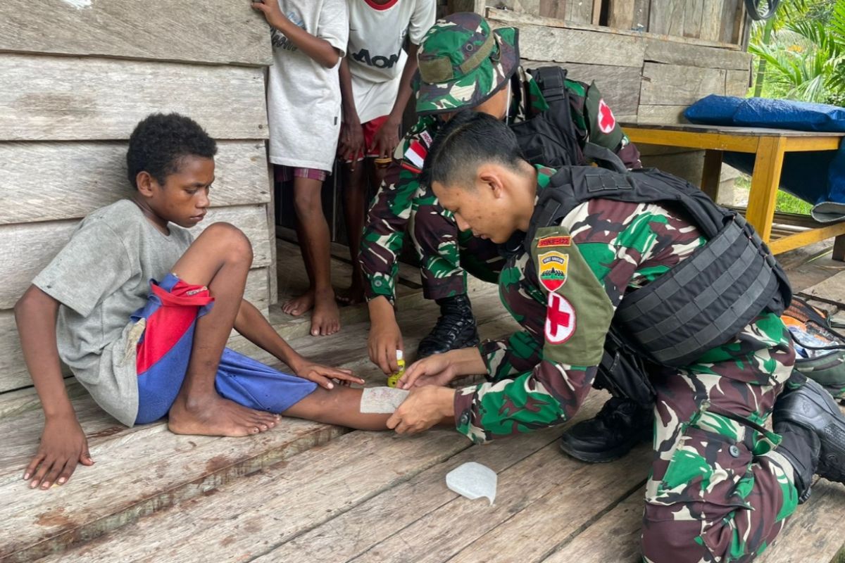 Papua: Soldiers provide free health services to villagers