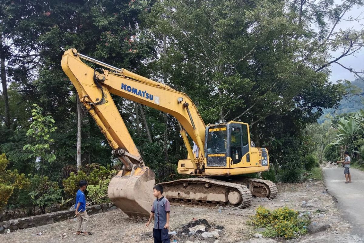 Pemkab Agam kerahkan tiga alat berat bersihkan material banjir bandang