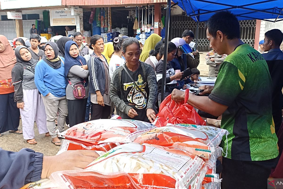 Pemprov Kalimantan Barat gelar pasar murah menjelang Natal di Kapuas Hulu