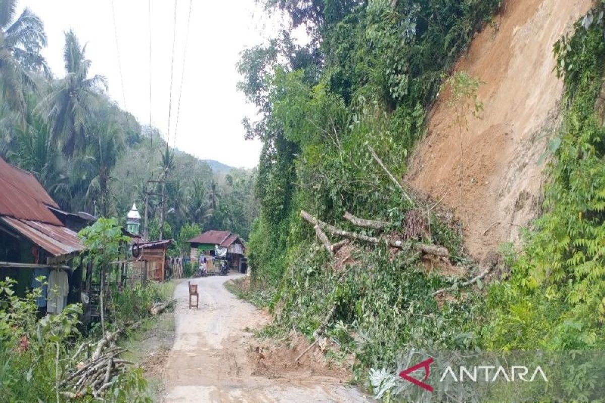 Longsor timbun jalan di Panyabungan Timur