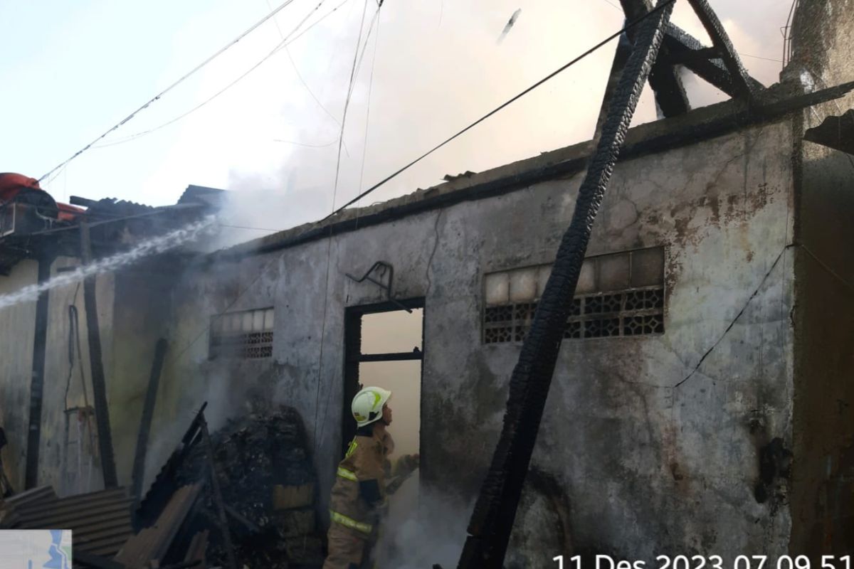 Damkar Jaktim padamkan gudang mainan yang terbakar di Ciracas 