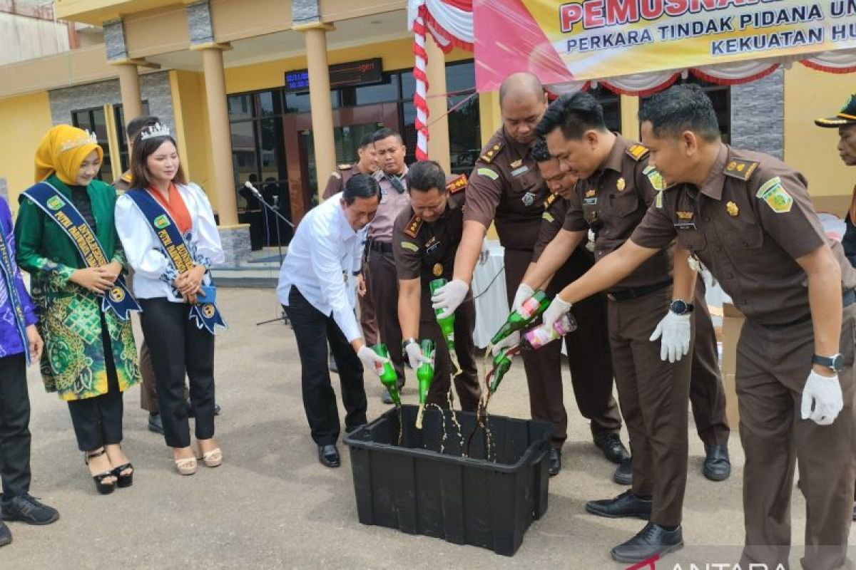 Kejari Tabalong musnahkan barang bukti sitaan kejahatan