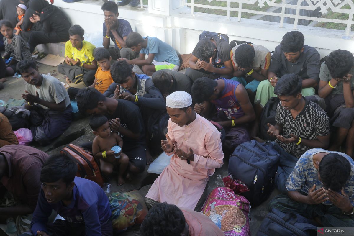 137 Rohingya terus alami penolakan, dibawa balik ke kantor Gubernur Aceh lalu dipindah ke taman PKA
